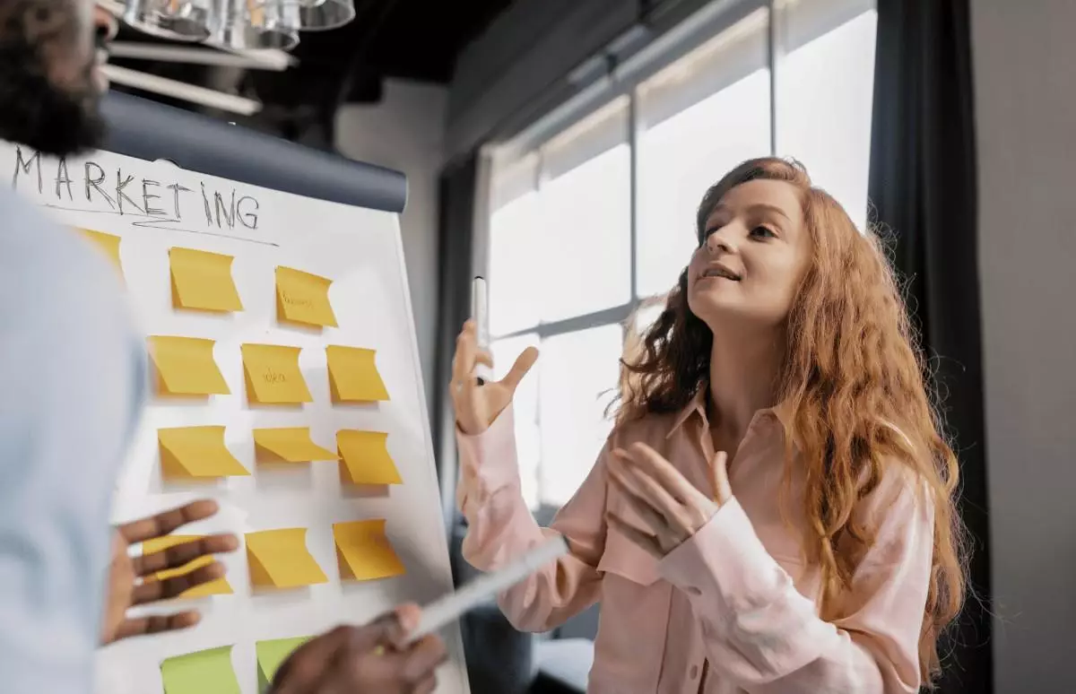 Marketing assistant helping optimise content