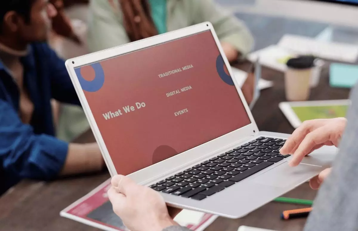 content creation - Assistant scheduling posts on a laptop