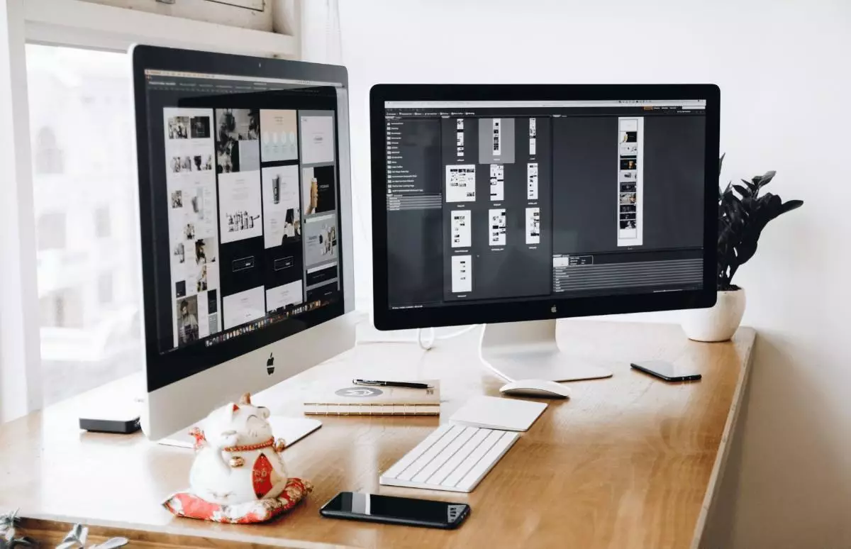 Team building a digital marketing strategy